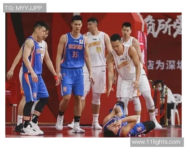 重庆篮球队配合问题引发热议球迷对战术执行与团队默契展开激烈讨论
